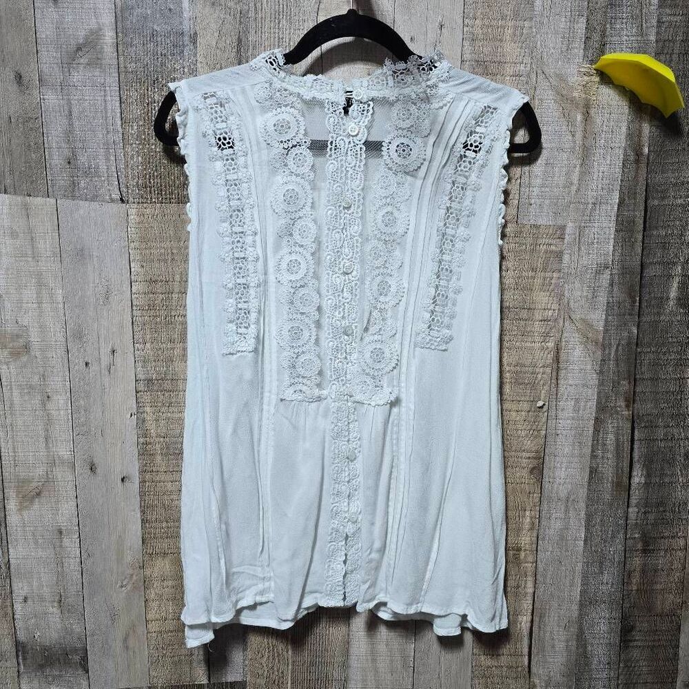 Vici White Sleeveless Lace Embroidered Button Up Blouse Medium Preppy Coquette